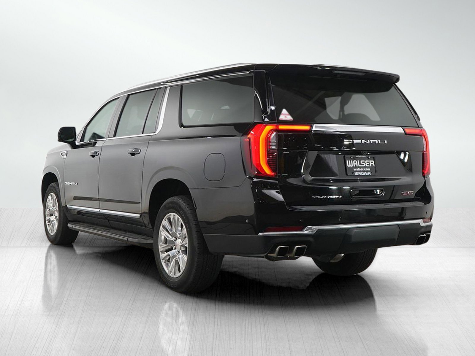 Used 2025 GMC Yukon XL Denali AWD/4WD image 3