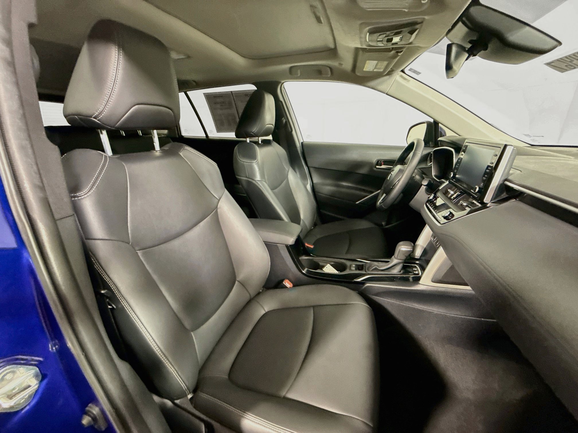 Used 2022 Toyota Corolla Cross XLE w/ Convenience Package FWD image 26