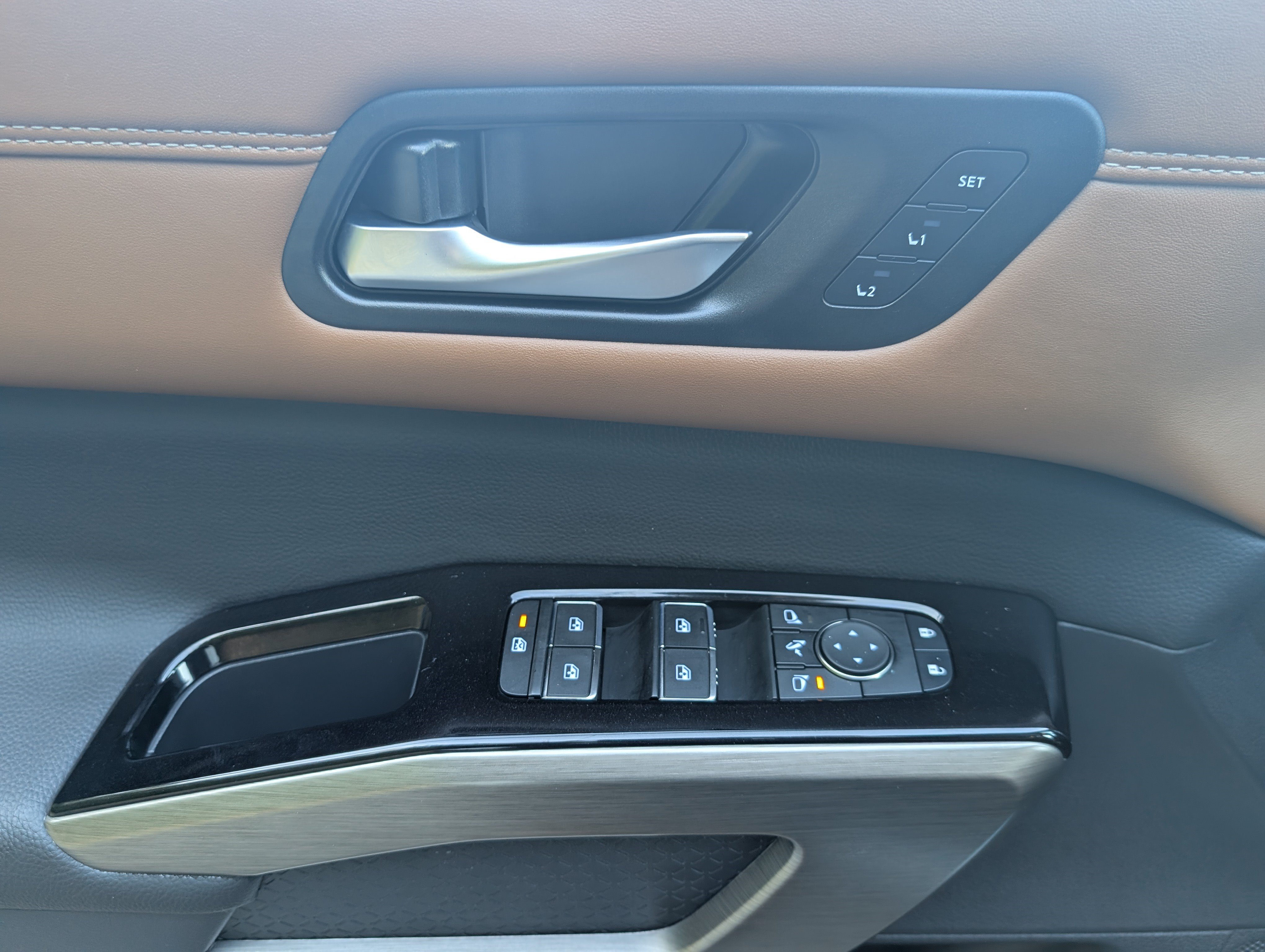 Used 2025 Nissan Pathfinder Platinum FWD image 16