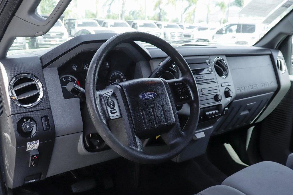 Used 2016 Ford F550 4x4 Crew Cab Super Duty w/ XLT Interior Package image 22