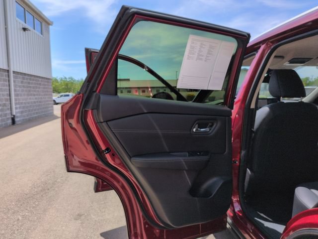 Used 2025 Nissan Rogue SL AWD/4WD image 25