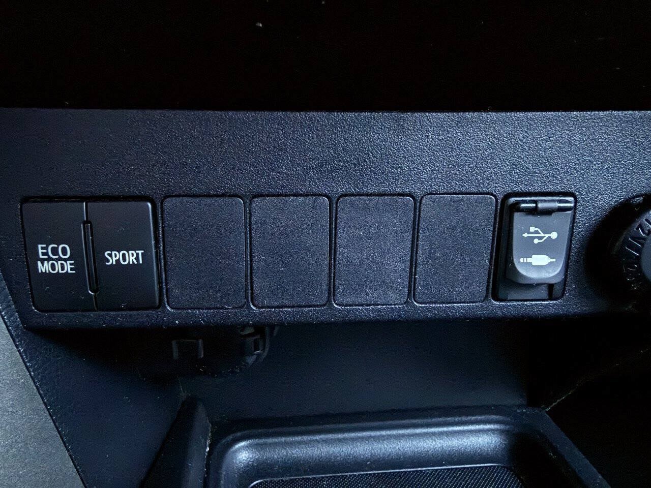 Used 2014 Toyota RAV4 LE AWD/4WD image 24