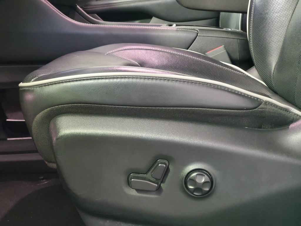 Used 2025 Chrysler Pacifica Limited FWD image 6