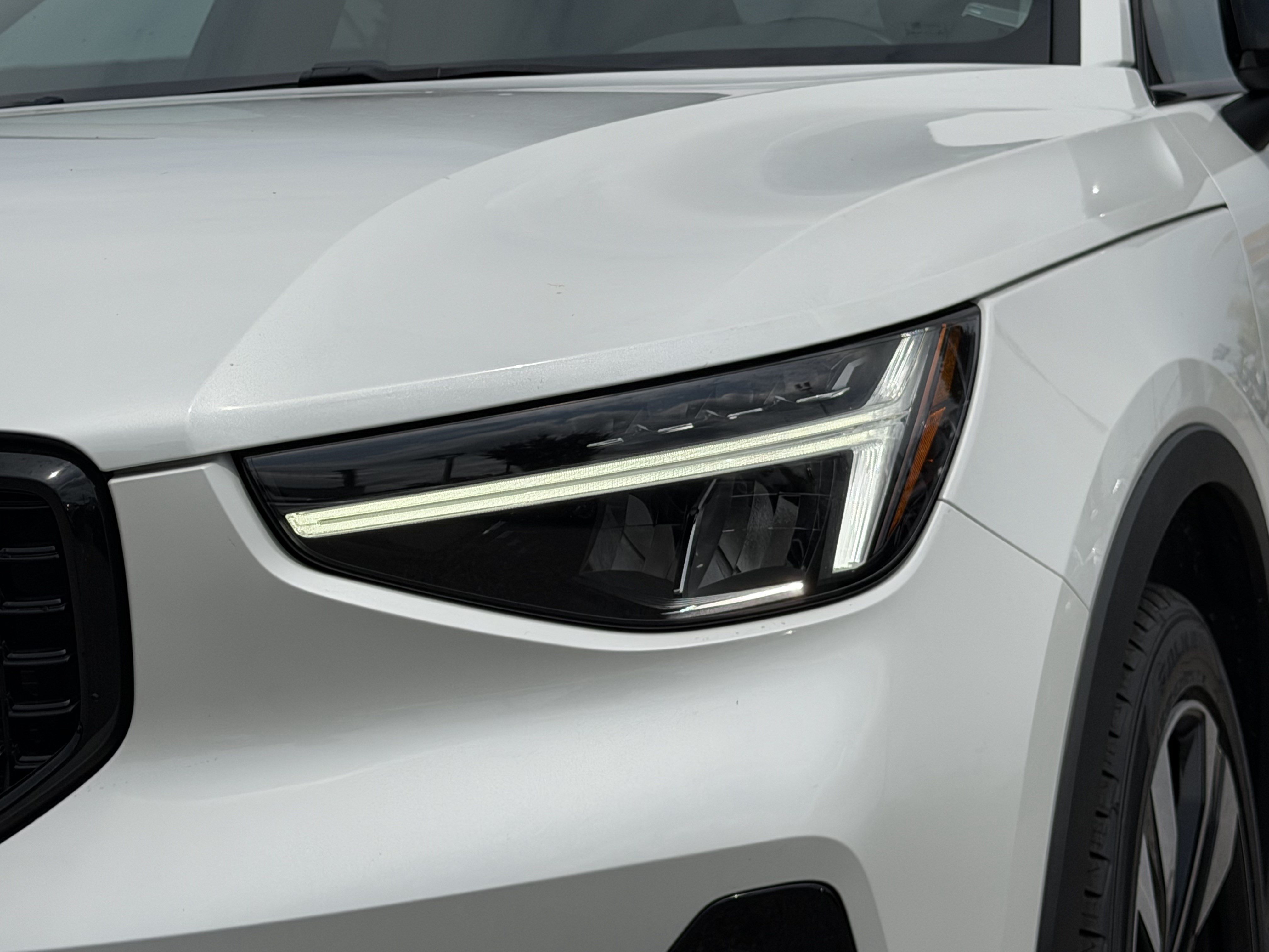 Used 2023 Volvo XC40 B4 Plus w/ Climate Package FWD image 6
