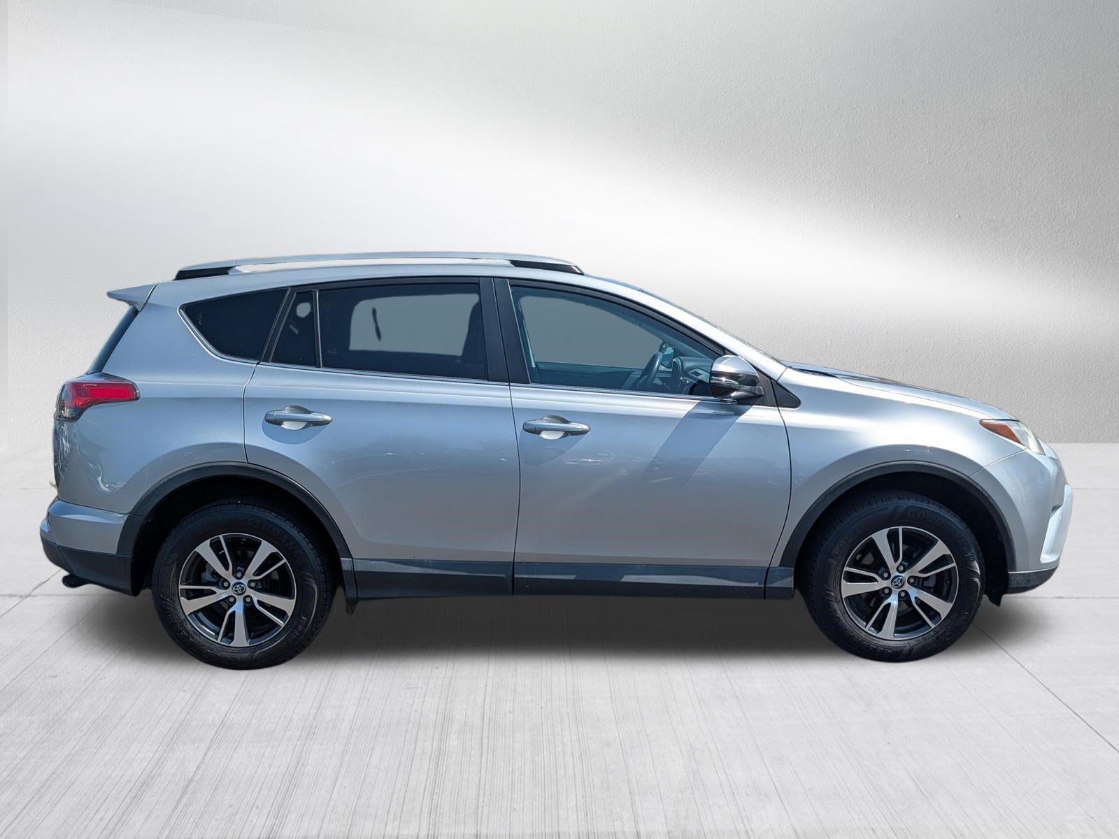 Used 2018 Toyota RAV4 XLE w/ Plus Extra Value Package AWD/4WD image 8