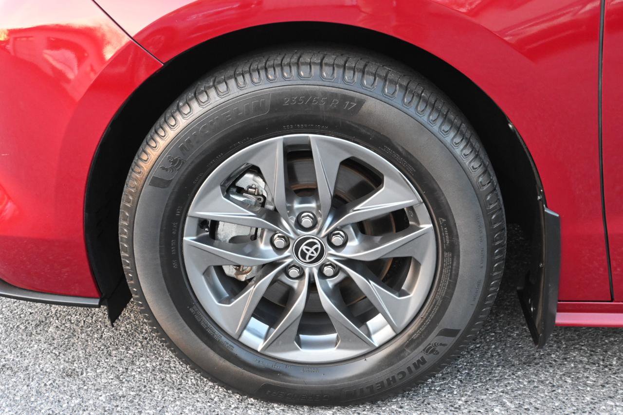 Used 2021 Toyota Sienna LE w/ LE Plus Package FWD image 14