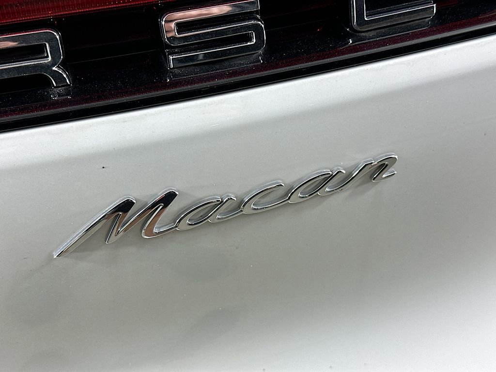 Certified 2025 Porsche Macan AWD/4WD image 34