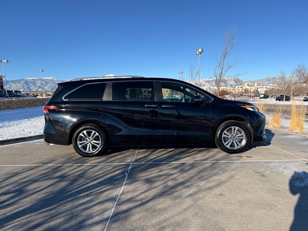 Used 2022 Toyota Sienna Platinum image 10