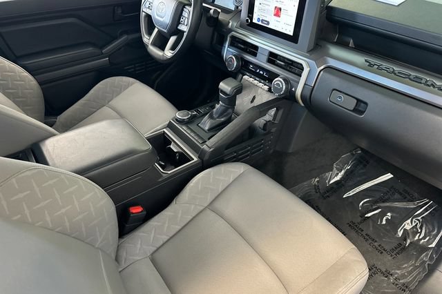 Used 2025 Toyota Tacoma SR5 AWD/4WD image 17