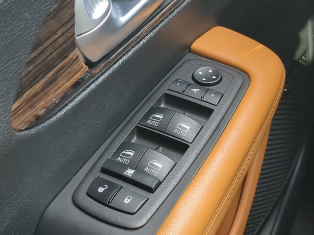 Used 2023 Chrysler Pacifica Pinnacle FWD image 31