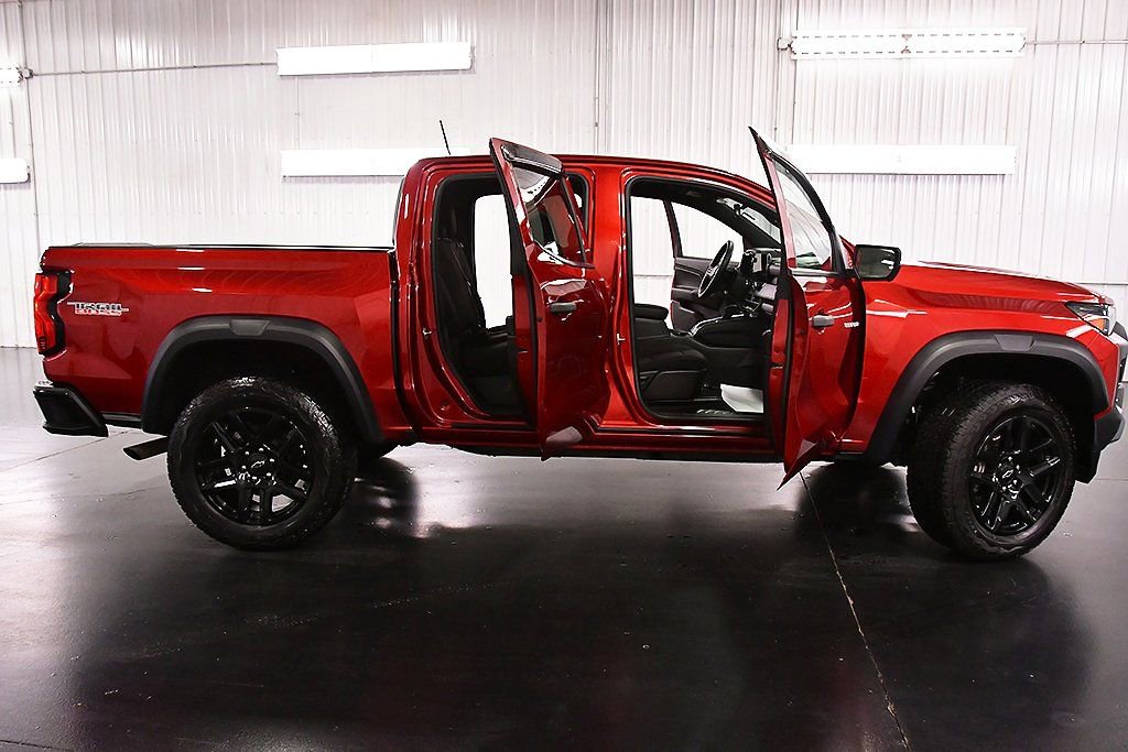 Used 2024 Chevrolet Colorado Trail Boss w/ Technology Package image 30