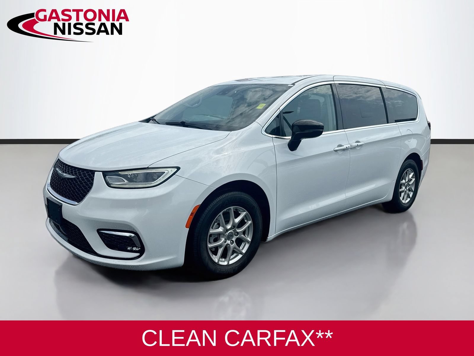 Used 2024 Chrysler Pacifica Touring-L FWD image 3