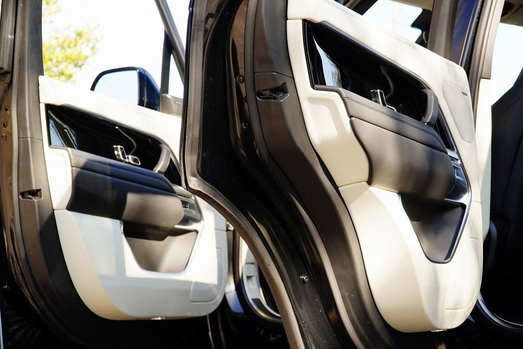 Used 2023 Land Rover Range Rover SE image 13