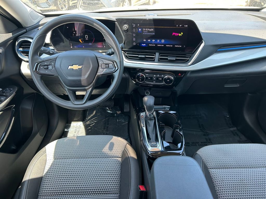Used 2025 Chevrolet Trax LT FWD image 16