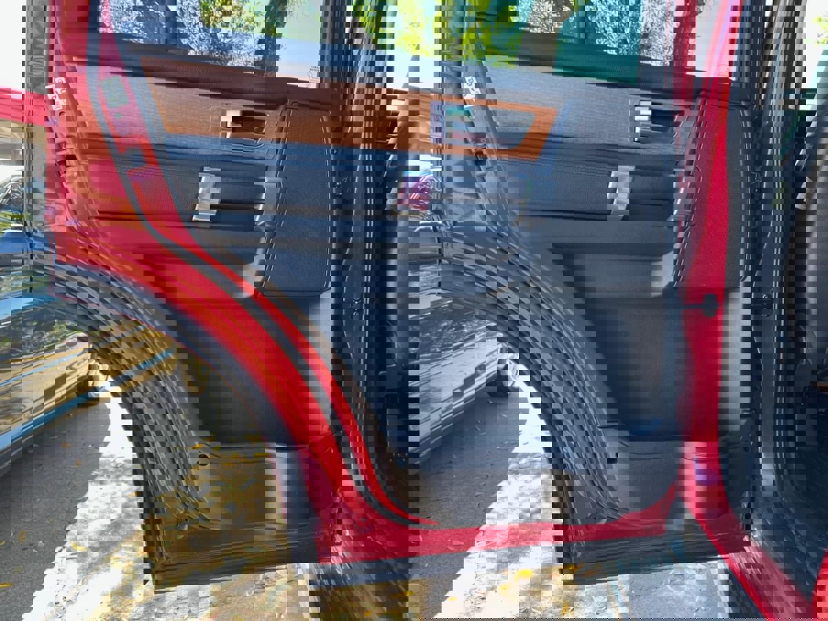 Used 2015 Land Rover LR4 HSE image 24