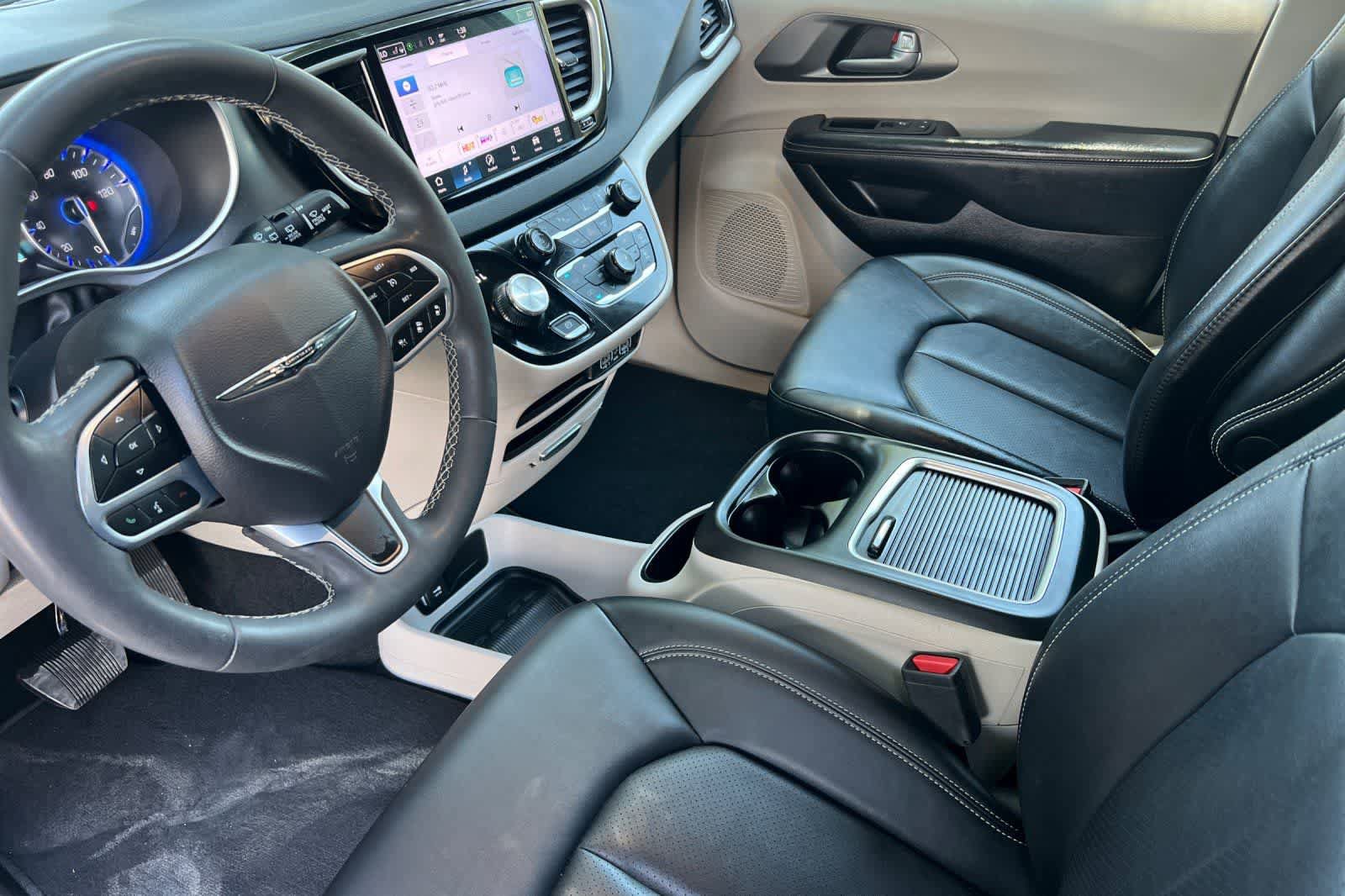 Used 2024 Chrysler Pacifica Touring-L FWD image 12