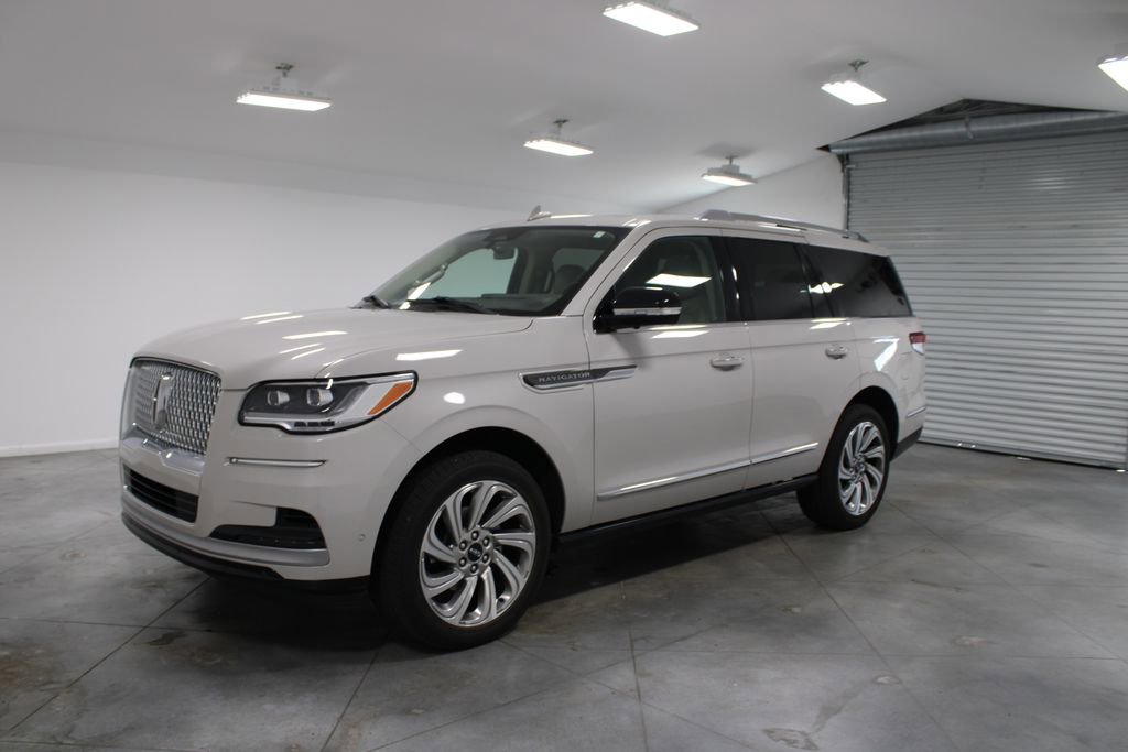 Used 2023 Lincoln Navigator Reserve AWD/4WD image 4