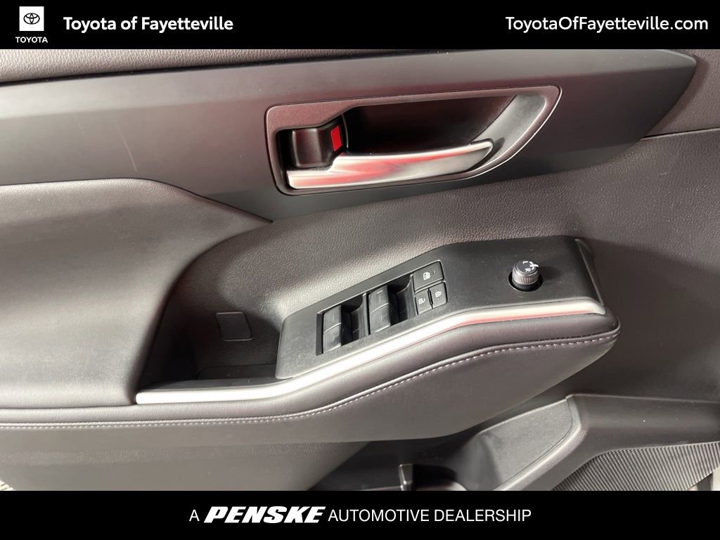 Certified 2025 Toyota Highlander XLE image 28