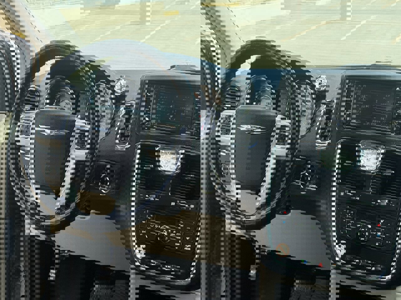 Used 2015 Chrysler Town & Country Touring image 16