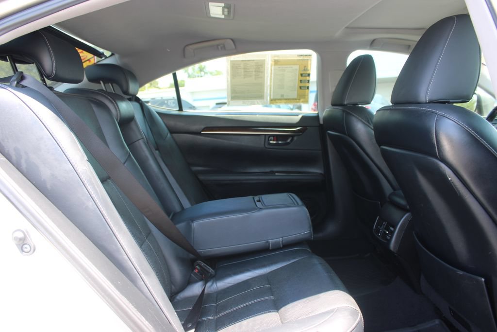 Used 2018 Lexus ES 350 w/ Luxury Package w/Wood Trim FWD image 30