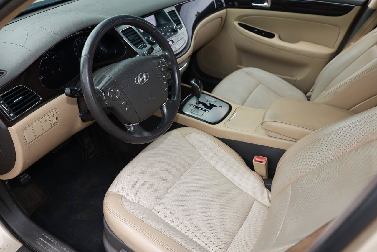 Used 2011 Hyundai Genesis 3.8 RWD image 4