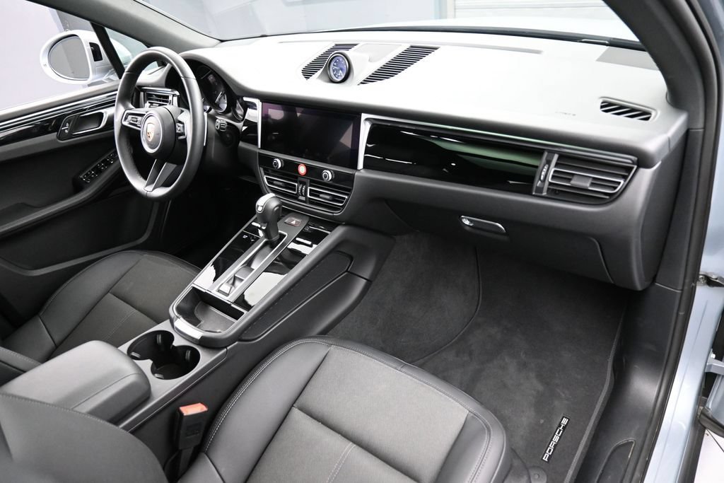 Certified 2025 Porsche Macan AWD/4WD image 30