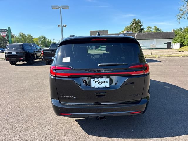 New 2027 Chrysler Pacifica Limited w/ Family Tech Group AWD/4WD image 32