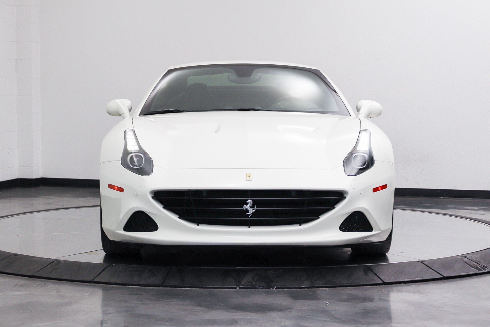Used 2017 Ferrari California T RWD image 9