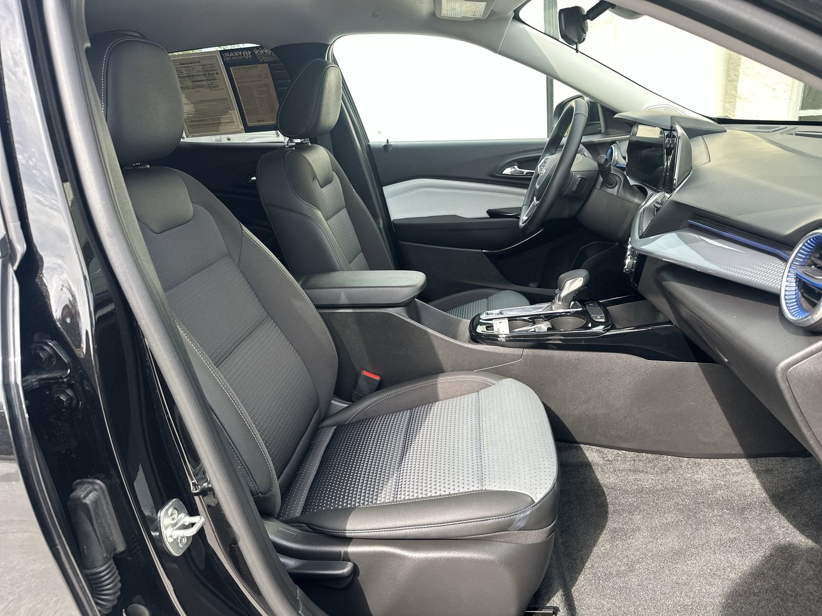 Used 2025 Chevrolet Trax LT w/ LT Convenience Package image 22