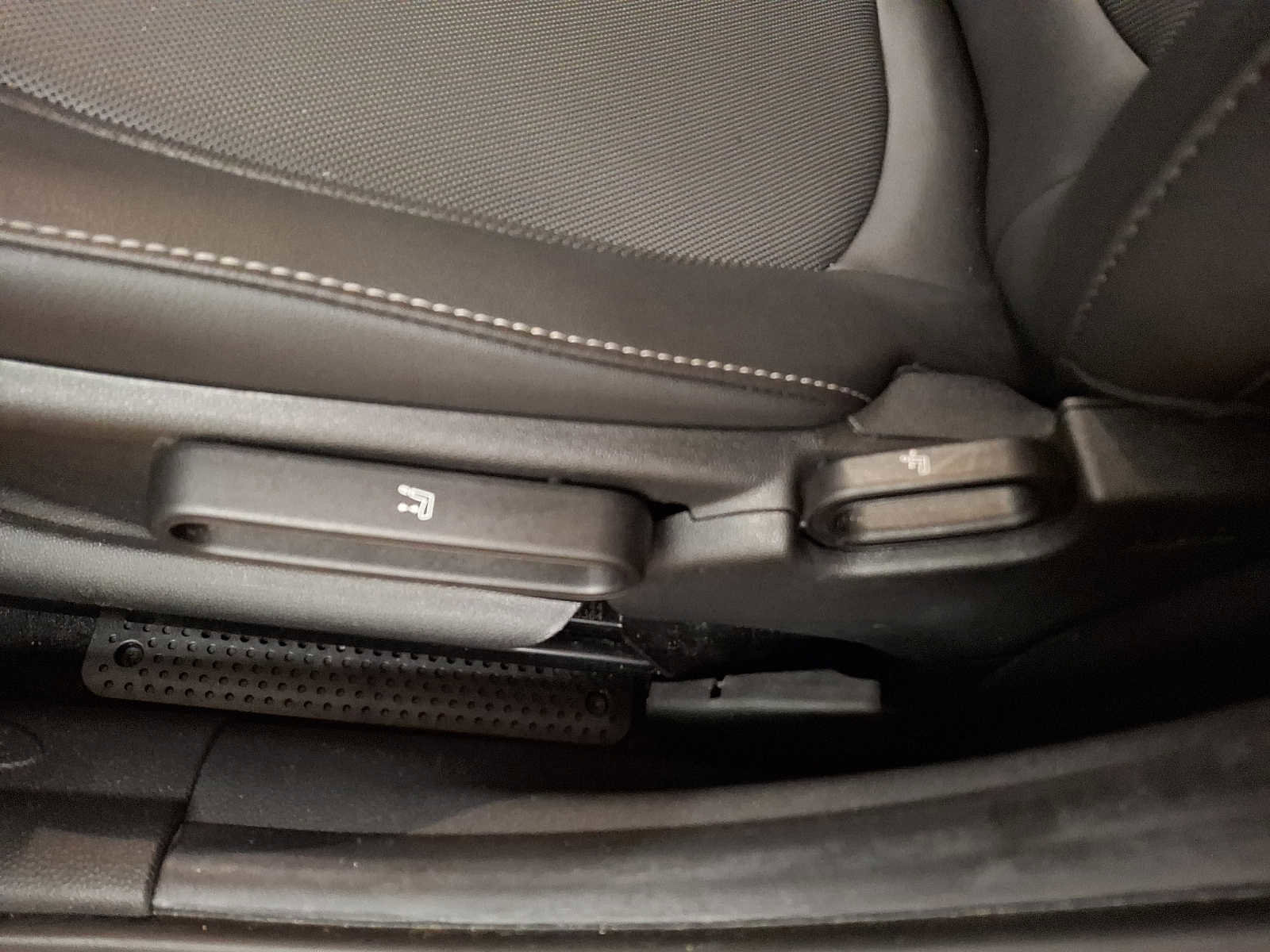 Used 2023 MINI Cooper 4-Door Hardtop w/ Multitone Edition image 10