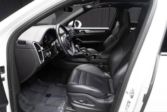 Certified 2023 Porsche Cayenne Platinum Edition image 3
