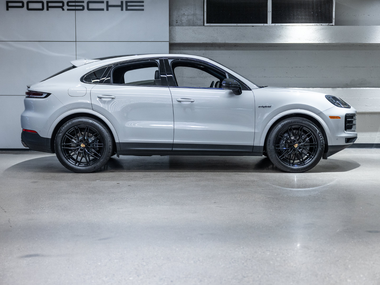 Certified 2024 Porsche Cayenne Coupe AWD/4WD image 20