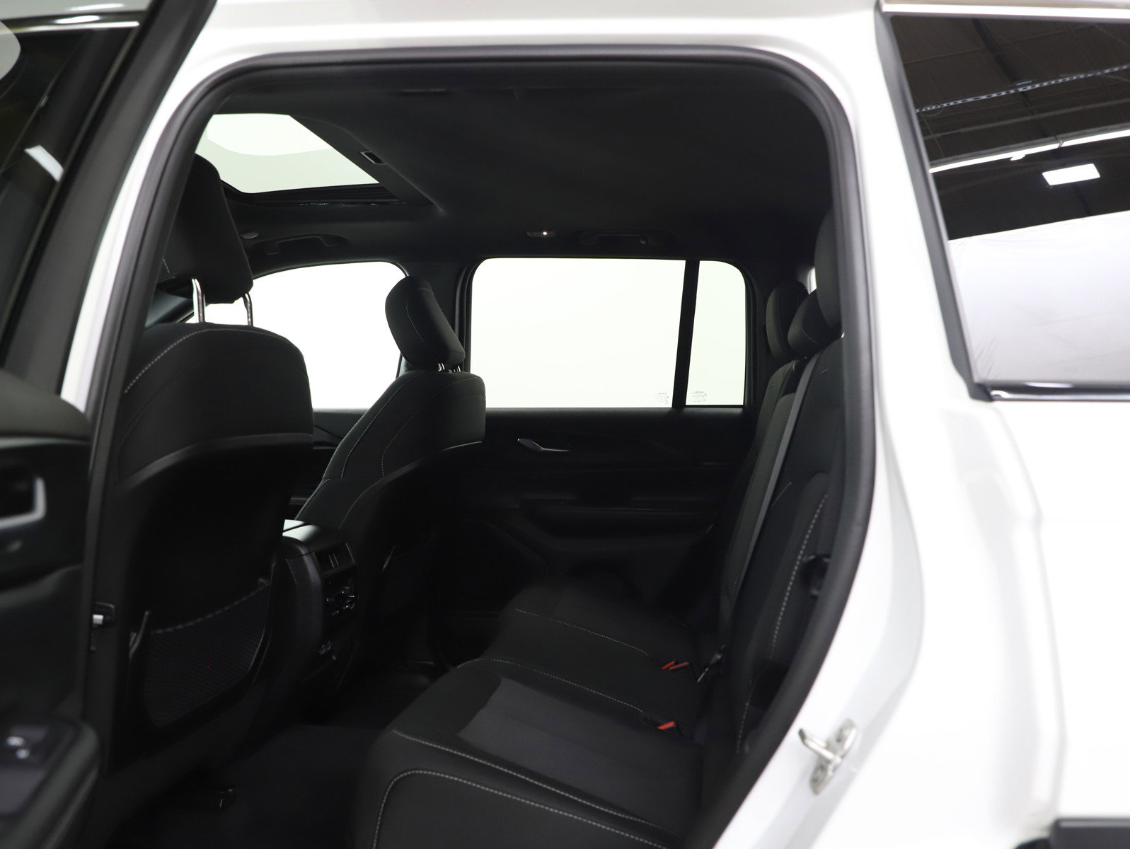 Used 2024 Jeep Grand Cherokee Laredo X w/ Luxury Tech Group I image 18