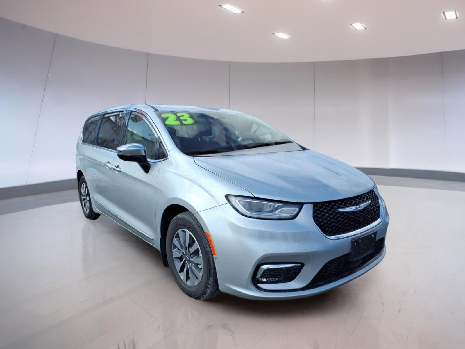 Used 2023 Chrysler Pacifica Limited w/ Uconnect Theater Family Group image 1