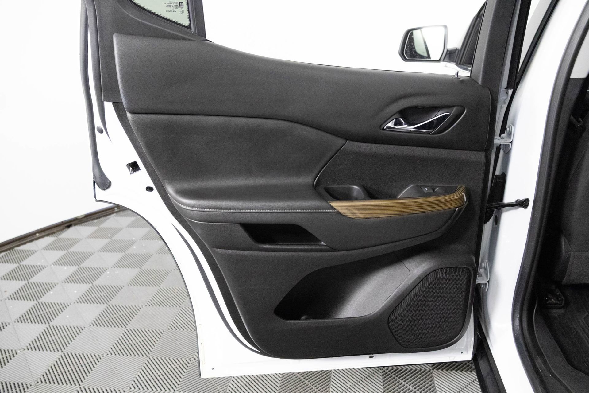 Certified 2023 GMC Acadia SLE w/ Driver Convenience Package image 38