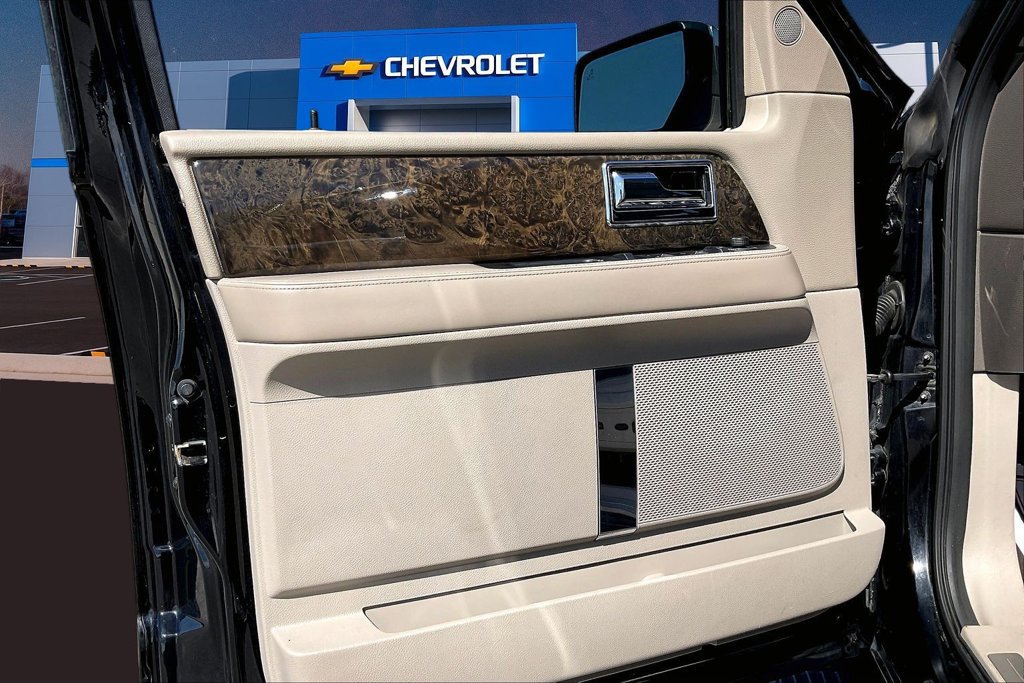Used 2016 Lincoln Navigator L Select RWD image 22