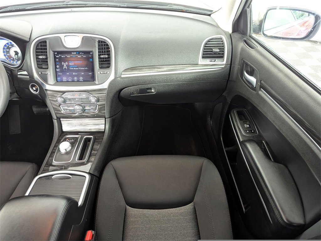 Used 2022 Chrysler 300 Touring image 16