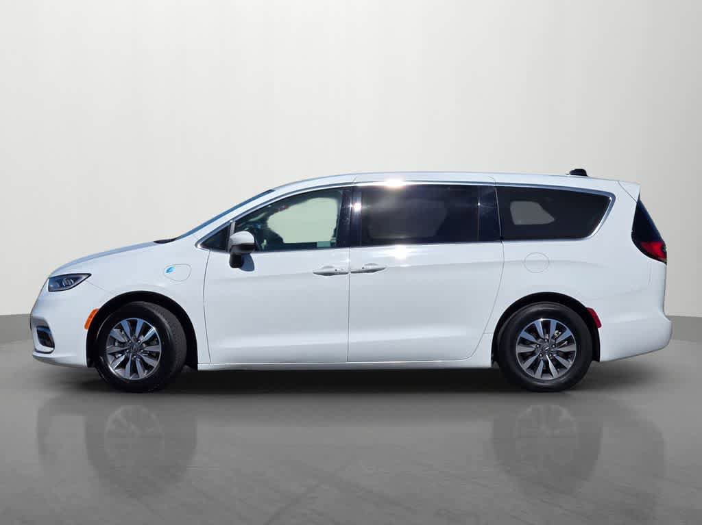 Used 2023 Chrysler Pacifica Touring-L image 3
