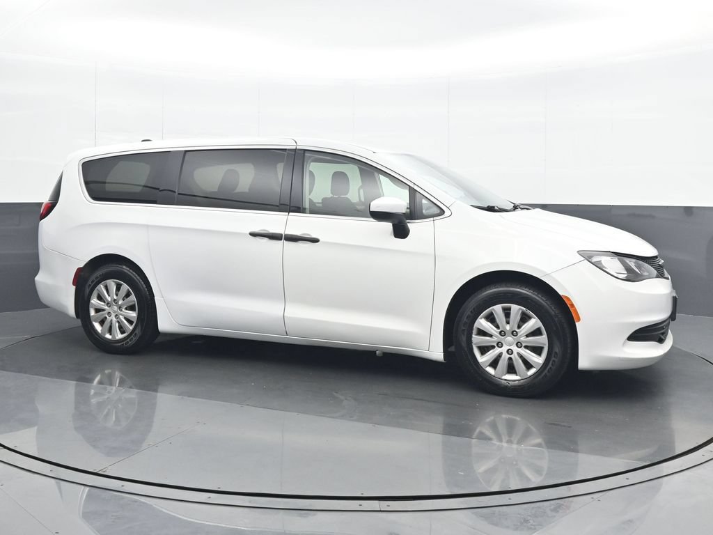 Used 2020 Chrysler Voyager L FWD image 8