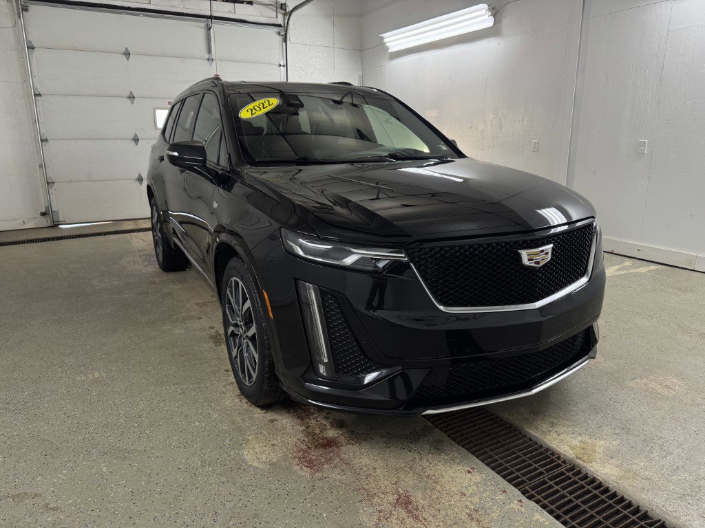 Used 2022 Cadillac XT6 Sport w/ Technology Package image 2