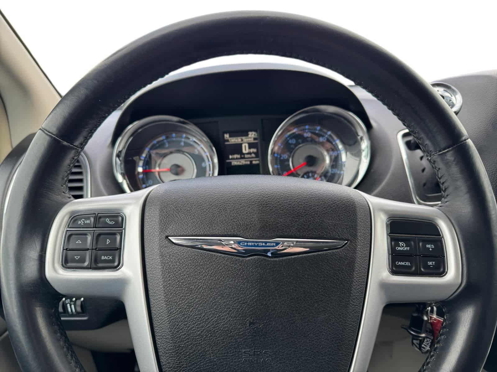 Used 2015 Chrysler Town & Country Touring-L image 25