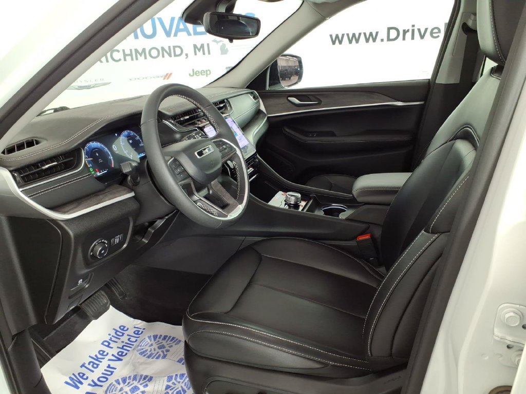 Used 2023 Jeep Grand Cherokee Limited AWD/4WD image 12