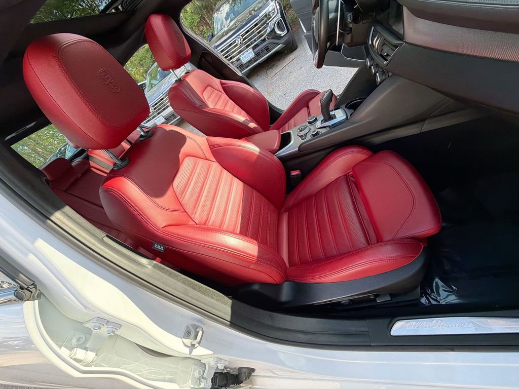 Used 2022 Alfa Romeo Giulia Veloce image 26