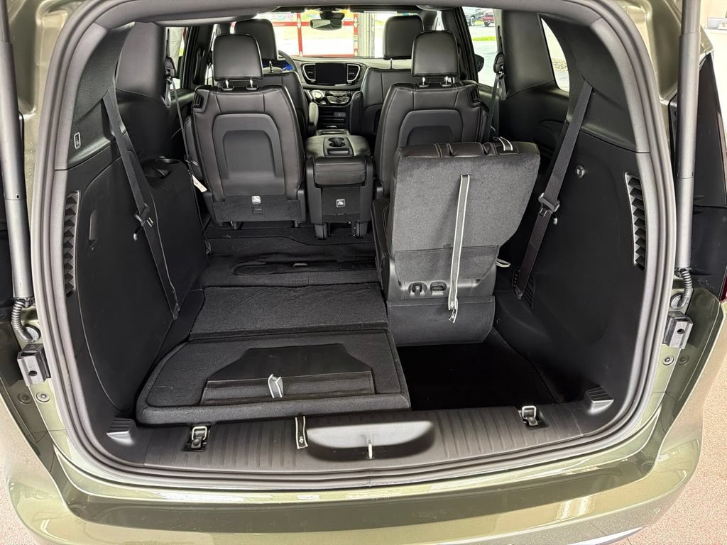 New 2027 Chrysler Pacifica Select FWD image 24