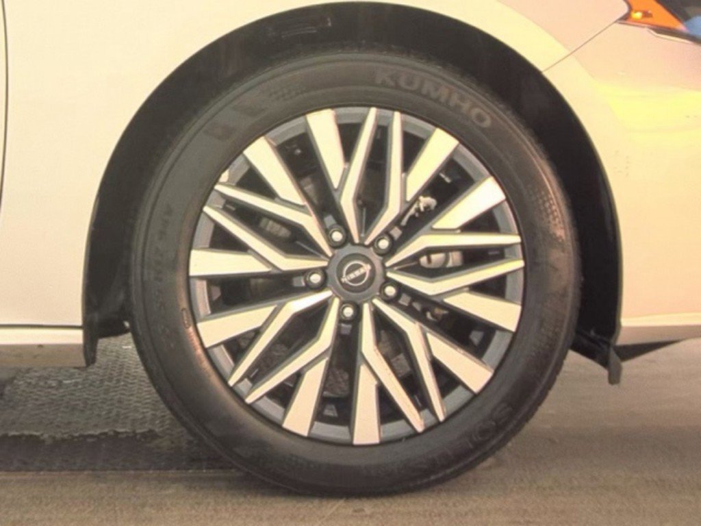 Used 2025 Nissan Altima 2.5 SV FWD image 21