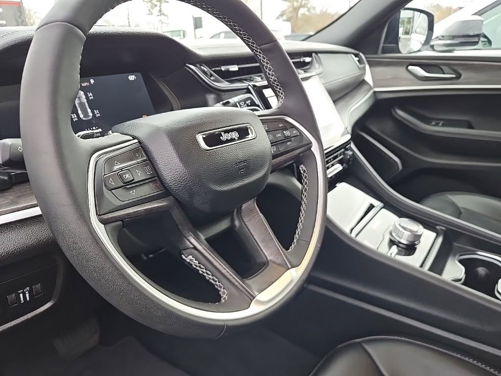 Used 2025 Jeep Grand Cherokee Limited w/ Black Appearance Package AWD/4WD image 26