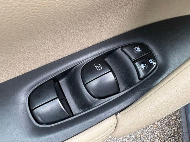 Used 2017 Nissan Rogue SV image 14