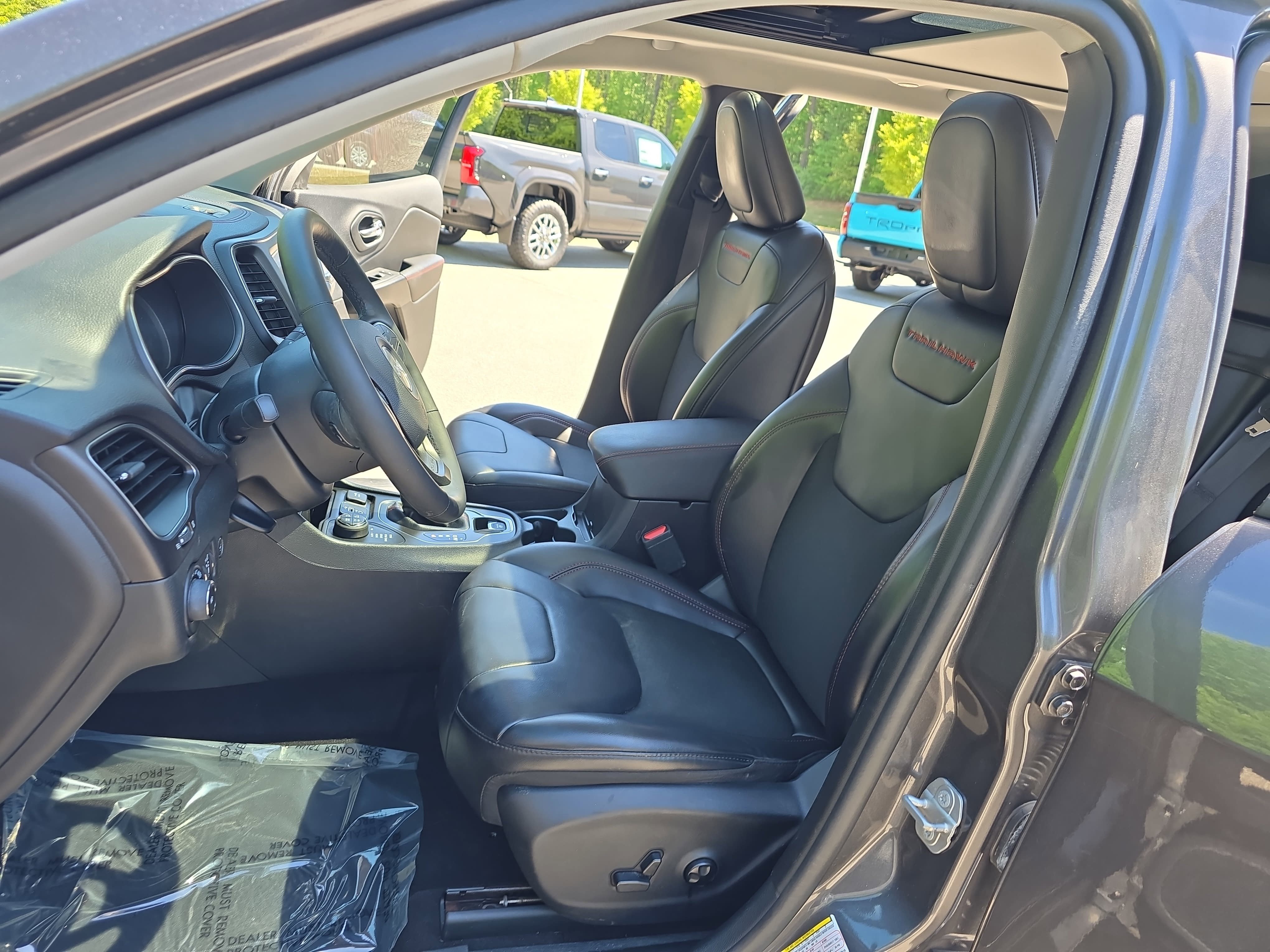 Used 2019 Jeep Cherokee Trailhawk w/ Comfort/Convenience Group image 17
