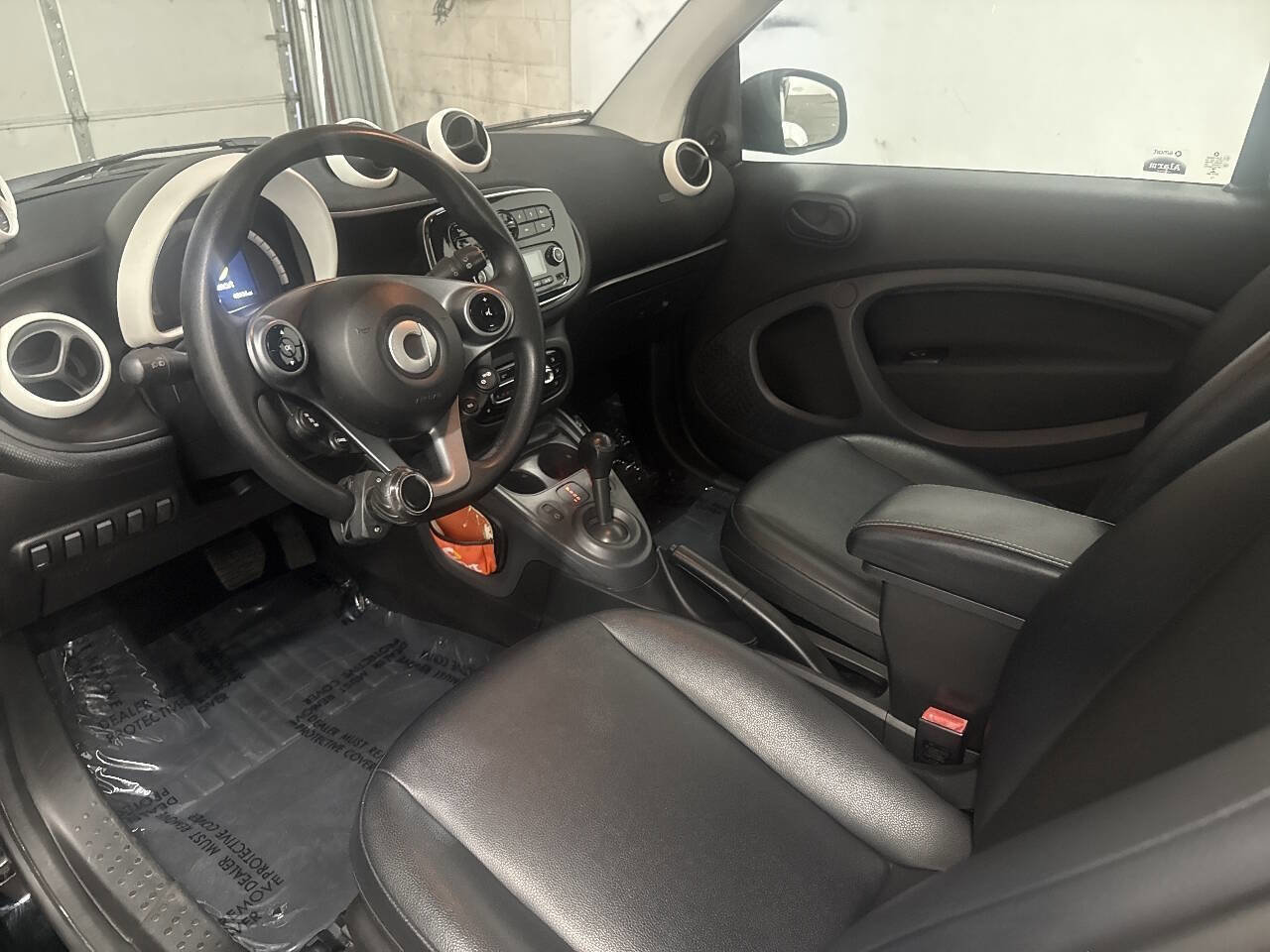 Used 2016 smart fortwo pure RWD image 4