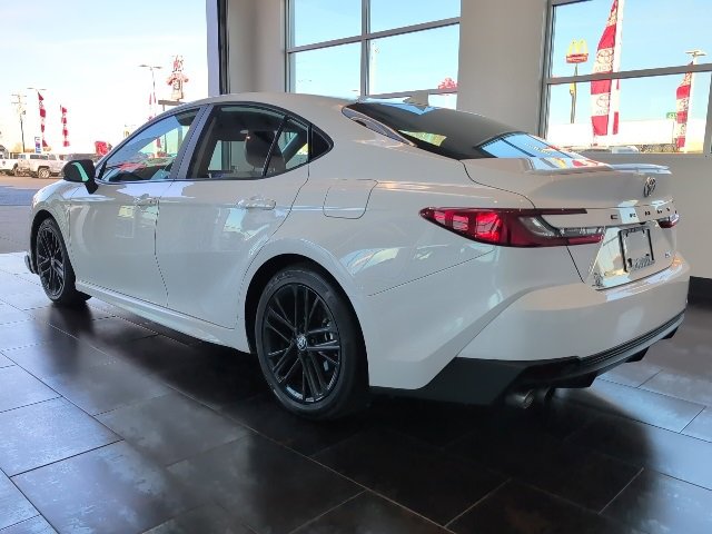 Used 2025 Toyota Camry SE image 5